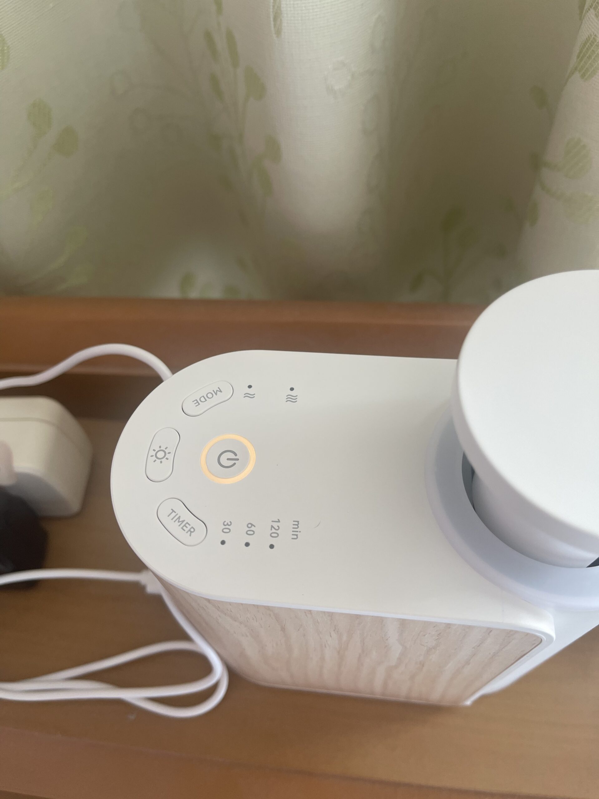 充電中のアロモアポータブルウッド、オレンジのランプが点灯